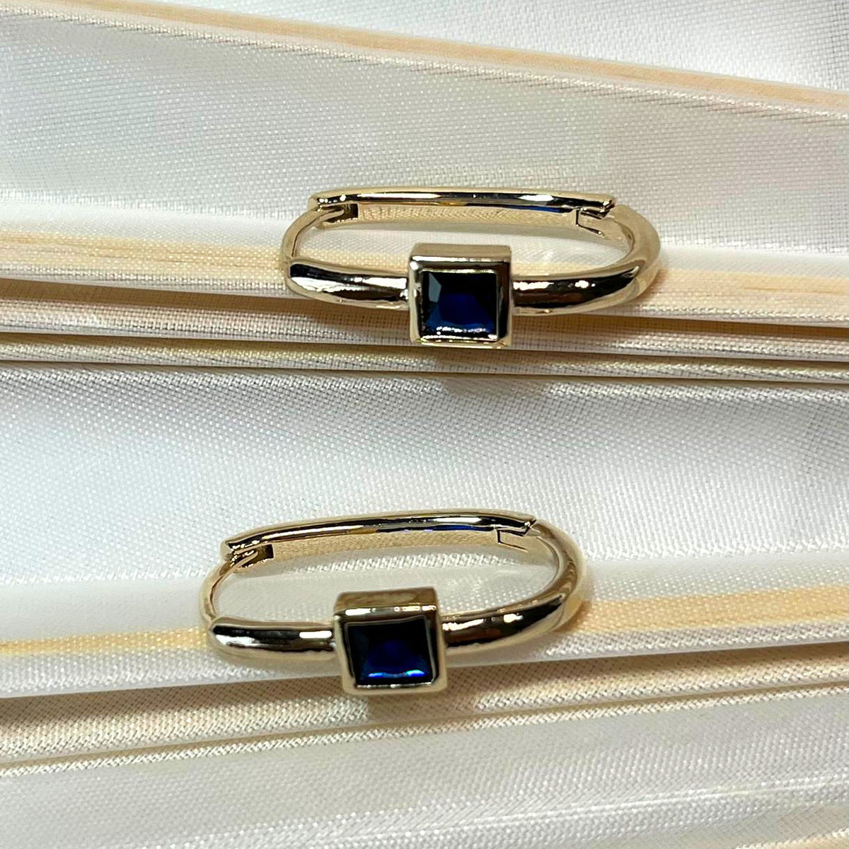 Huggie Blue Crystal Chapa
