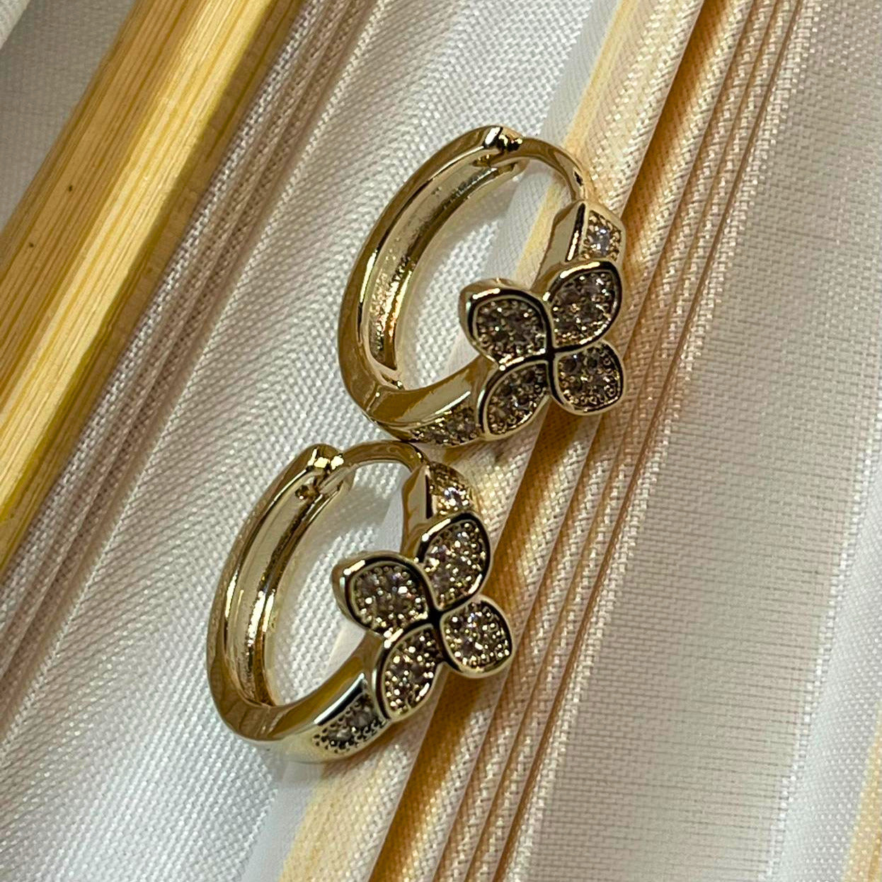 Huggie Flor de Liz Brillante Chapa