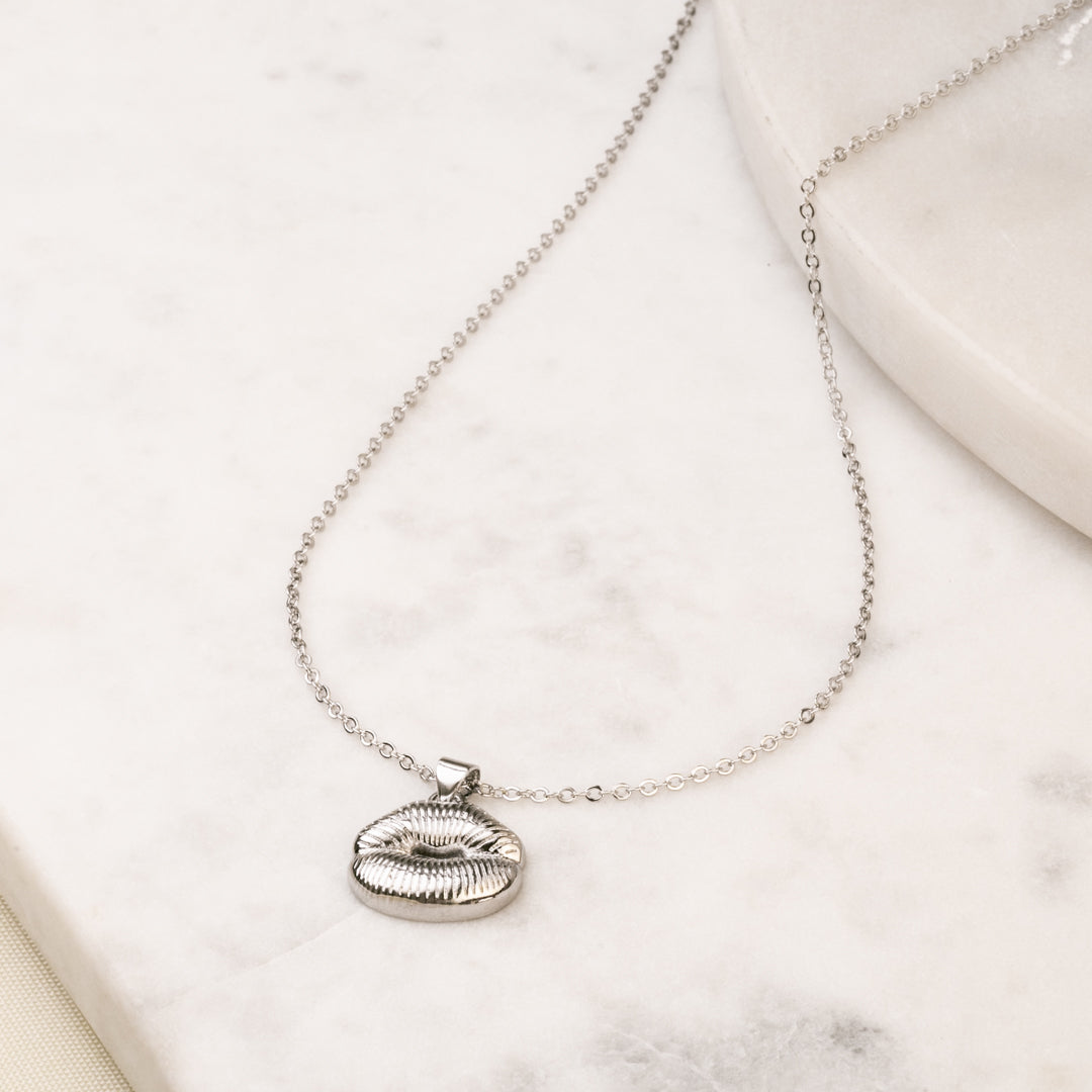 Gargantilla Beso Plateado Rodio 1.2CM