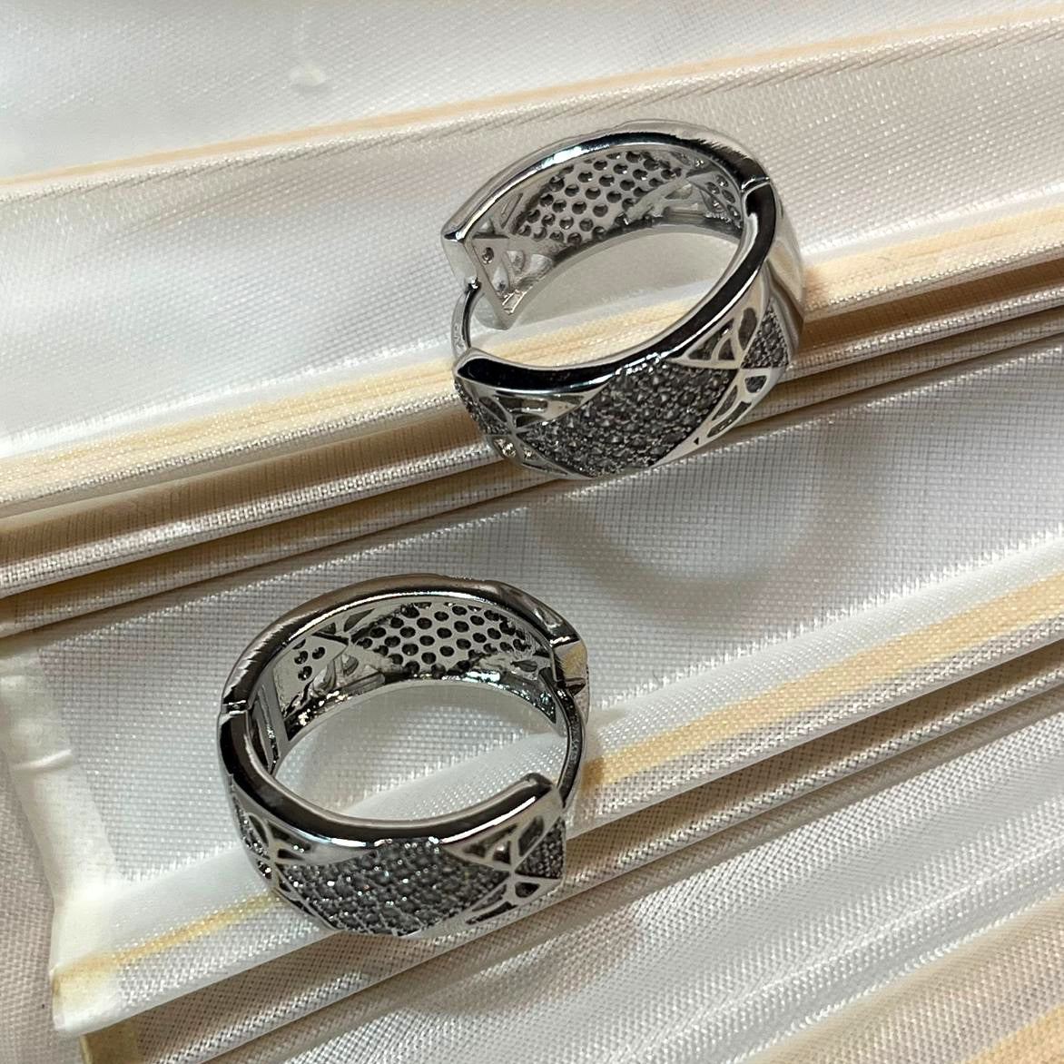 Huggie Rombo Radiante Rodio