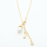 Gargantilla de chapa de oro con dije de perla blanco