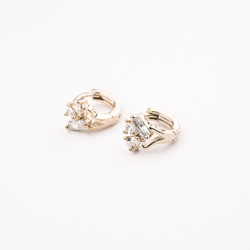 HUGGIE TRIPLE DIAMANTE CHAPA 18K