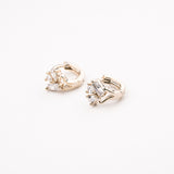 HUGGIE TRIPLE DIAMANTE CHAPA 18K